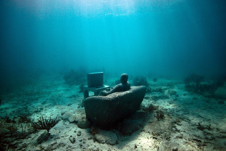 Escultura "Inertia", a 5 metros de profundidade, no MUSA, em Punta Nizuc, México (Foto: https://www.flickr.com/photos/julierohloff/14043398504/)