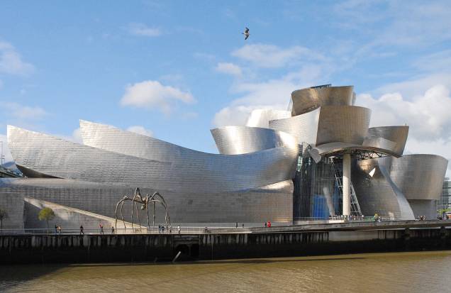 O museu Guggenheim de Bilbao é como uma gigante escultura.