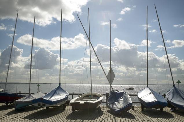 Veleiros em Southend-on-Sea, Condado de Essex, Inglaterra Veleiros em Southend-on-Sea, Condado de Essex, Inglaterra