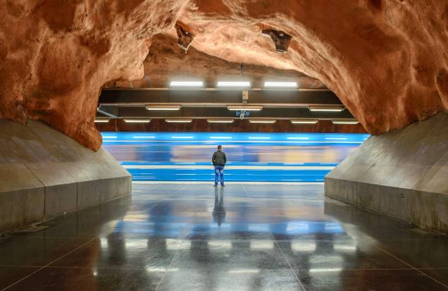 Algumas estações do metrô da cidade, como a Rådhuset, fazem uso da "arquitetura orgânica", que deixa a rocha-matriz aparente e sem ser esculpida. Como resultado, elas parecem ter sido feitas em cavernas naturais.