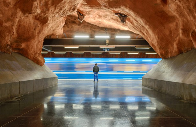 Algumas estações do metrô da cidade, como a Rådhuset, fazem uso da "arquitetura orgânica", que deixa a rocha-matriz aparente e sem ser esculpida. Como resultado, elas parecem ter sido feitas em cavernas naturais.