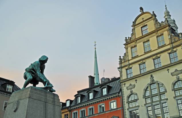Estátua na Praça Kornhamnstorg esculpida por Christian Eriksson e dedicada a Engelbrekt, líder revolucionário da Rebelião Engelbrekt (1434–1436) contra o governo alemão de Eric da Pomerania. Estátua na Praça Kornhamnstorg esculpida por Christian Eriksson e dedicada a Engelbrekt, líder revolucionário da Rebelião Engelbrekt (1434–1436) contra o governo alemão de Eric da Pomerania.