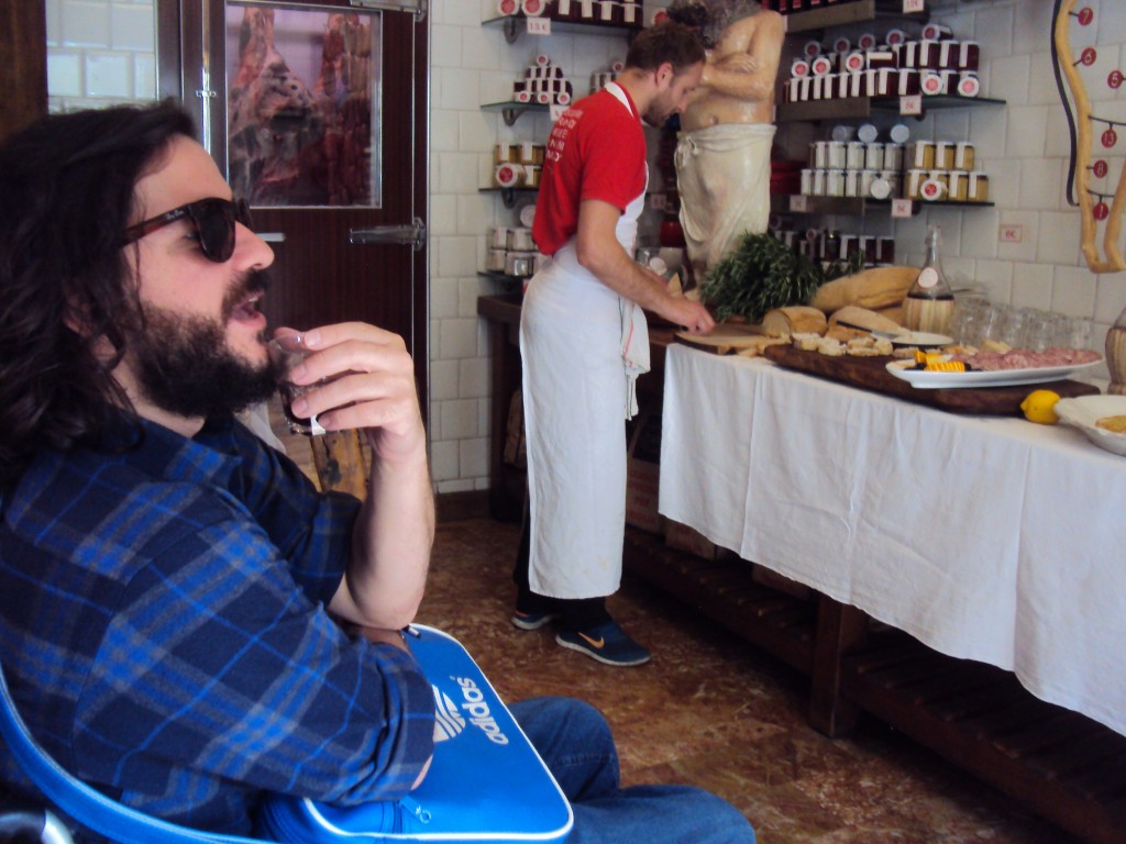 Bebendo em serviço na macelleria / Viva Toscana