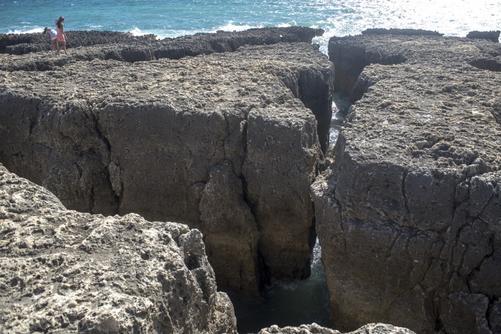 A água do mar entre as grandes fendas da praia em Albufeira (Foto: Ora, Pois!)