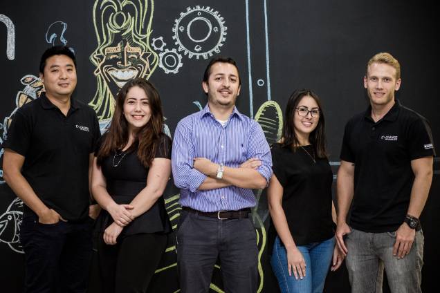 Equipe da startup Exchange, composta por Cassio Horita, Thais Vieira, Marcos Almeida, e Ana Iacovino e Carlos Rodrigues