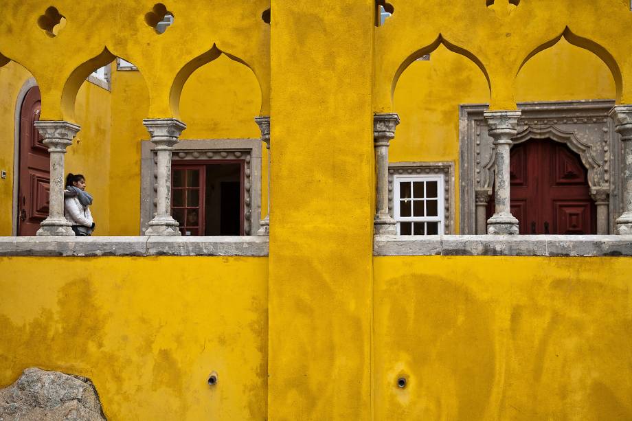 As fachadas coloridas dignas de um conto de fadas já fazem o passeio valer a pena. Mas as estrelas de Sintra são os seus palácios colina acima. É impossível não pensar na história que aquele lugar leva quando os casarões vão aparecendo na subida para o Palácio da Pena, uma das sete maravilhas de Portugal. Lá em cima: uma explosão de cores e azulejos com bônus de uma das melhores vistas para o verdíssimo Parque da Pena.  <em><a href="https://www.booking.com/searchresults.pt-br.html?aid=332455&sid=605c56653290b80351df808102ac423d&sb=1&src=index&src_elem=sb&error_url=https%3A%2F%2Fwww.booking.com%2Findex.pt-br.html%3Faid%3D332455%3Bsid%3D605c56653290b80351df808102ac423d%3Bsb_price_type%3Dtotal%26%3B&ss=Sintra%2C+Regi%C3%A3o+de+Lisboa%2C+Portugal&checkin_monthday=&checkin_month=&checkin_year=&checkout_monthday=&checkout_month=&checkout_year=&no_rooms=1&group_adults=2&group_children=0&b_h4u_keep_filters=&from_sf=1&ss_raw=Sintra&ac_position=0&ac_langcode=xb&dest_id=-2176842&dest_type=city&place_id_lat=38.79846&place_id_lon=-9.3881&search_pageview_id=b7ae7bdadd69013b&search_selected=true&search_pageview_id=b7ae7bdadd69013b&ac_suggestion_list_length=5&ac_suggestion_theme_list_length=0" target="_blank" rel="noopener">Busque hospedagens em Sintra</a></em>