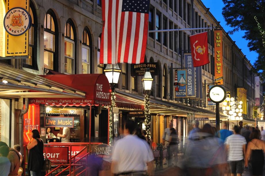 A área do <a href="http://viajeaqui.abril.com.br/estabelecimentos/estados-unidos-boston-atracao-faneuil-hall" rel="Faneuil Hall" target="_blank">Faneuil Hall</a> é usada como ponto de encontros e vendas desde 1742