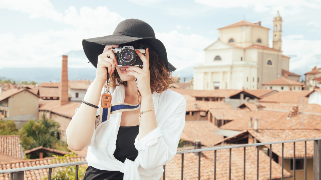 Mulher tira foto em cidade histórica da Itália