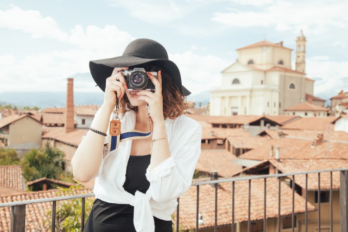 Mulher tira foto em cidade histórica da Itália