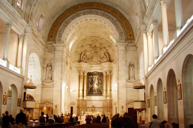 Interior do santuário de Nossa Senhora de Fátima, em Portugal