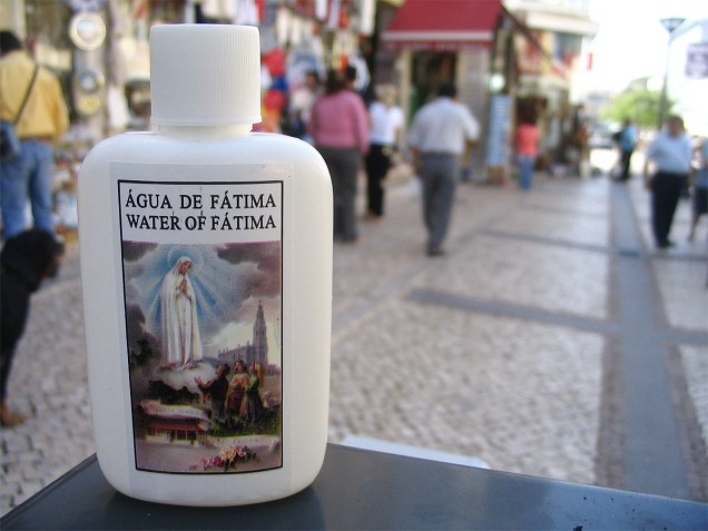 Frascos de água benta de Nossa Senhora de Fátima são vendidos nas ruas da cidadezinha portuguesa