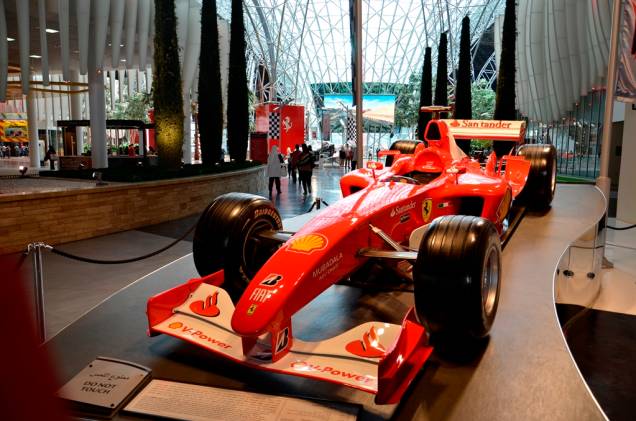 No parque de diverões Ferrari World, é possível conhecer a história da marca, da escuderia de Fórmula 1 e curtir a montanha-russa mais veloz do planeta: os carrinhos chegam a 240 km/h em menos de cinco minutos