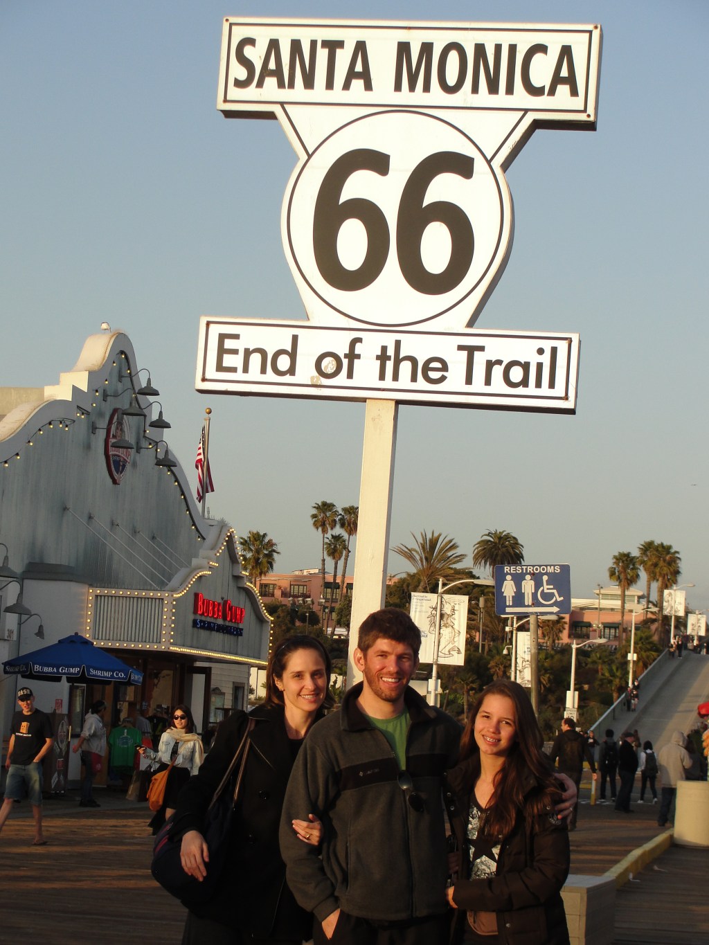 Izabella, José Ricardo e Márcia no pier de Santa Monica, início da rota 66, na Califórnia