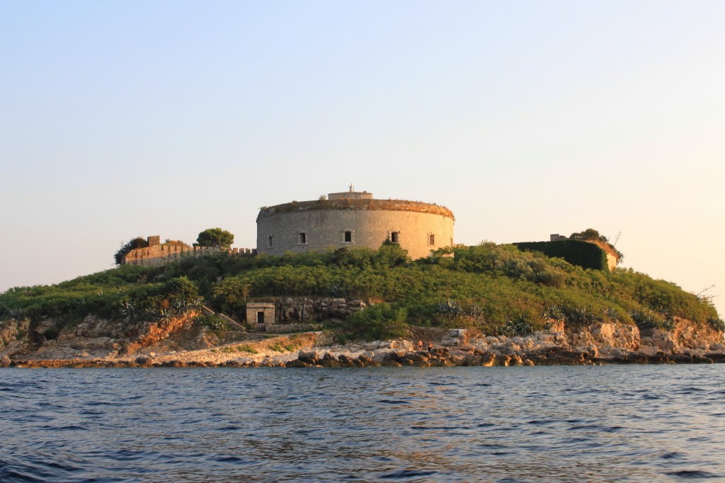 O Forte de Mamula fica na pequena ilha de mesmo nome (foto: Hons084 / Wikimedia Commons)
