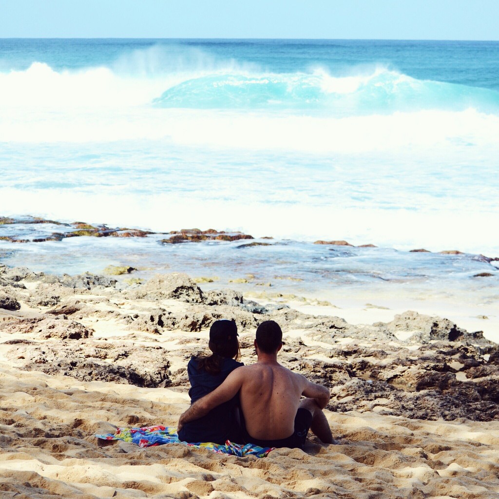 Eu e o meu namorado no Havaí nessas férias vendo as famosas ondas de Pipeline, na North Shore de Oahu. Arrumei o tripé na posição exata, rezei pra não passar ninguém na hora e apertei o controle no momento em que vi a onda quebrando. E here we go!