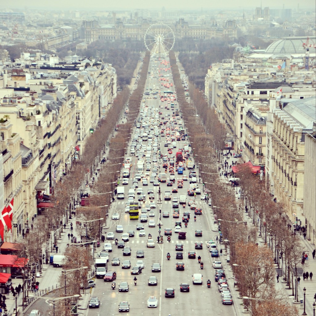 Sem a torre, mas a Champs-Elysées não é a avenida mais linda do mundo? (foto: Anna Laura Wolff)