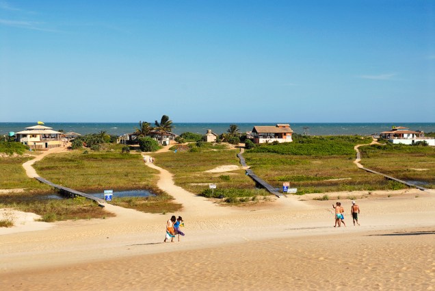 Com dunas de até 30m de altura e praias selvagens, Itaúnas se transforma durante a temporada: vira território de jovens, que varam a noite dançando forró como se não houvesse amanhã Com dunas de até 30m de altura e praias selvagens, Itaúnas se transforma durante a temporada: vira território de jovens, que varam a noite dançando forró como se não houvesse amanhã