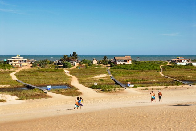 Com dunas de até 30m de altura e praias selvagens, Itaúnas se transforma durante a temporada: vira território de jovens, que varam a noite dançando forró como se não houvesse amanhã