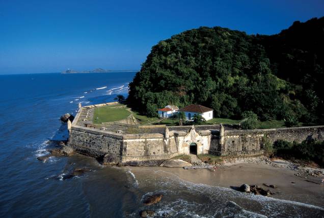 Construída no século 18 para proteger a Baía de Paranaguá, a Fortaleza de Nossa Senhora dos Prazeres é tombada pelo Iphan e está bem-conservada