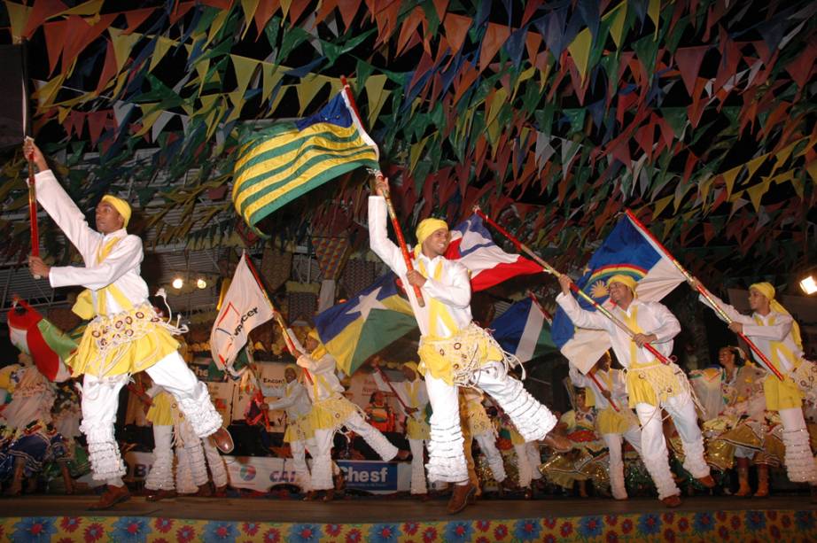 O <a href="http://viajeaqui.abril.com.br/estabelecimentos/br-pi-teresina-atracao-encontro-nacional-de-folguedos" rel="Encontro Nacional de Folguedos" target="_blank">Encontro Nacional de Folguedos</a> em <a href="http://viajeaqui.abril.com.br/cidades/br-pi-teresina" rel="Teresina" target="_blank">Teresina</a>, Piauí, promove apresentações de grupos folclóricos e quadrilhas, além da venda de comidas típicas