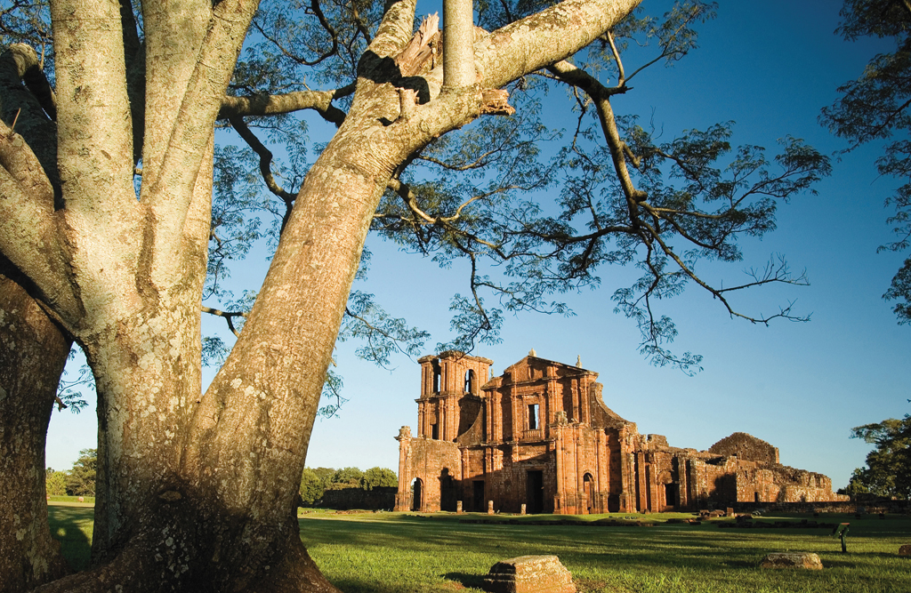 Quem chega diante das ruínas da antiga Igreja de São Miguel impressiona-se com a grandiosidade da construção