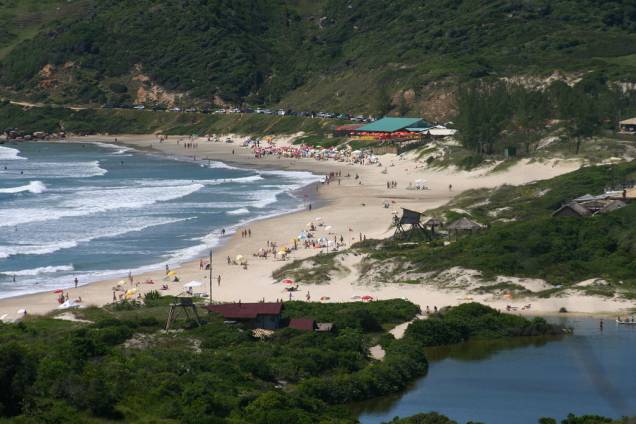 A Praia do Rosa é a única parte do litoral do Brasil a figurar no seleto clube das Baías Mais Bonitas do Mundo
