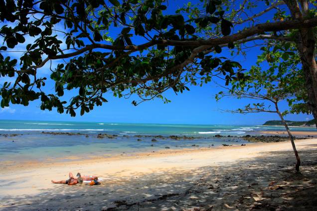 Um passeio de barco que sai de Caraíva leva o turista até a Praia do Espelho, entre as mais bonitas do país Um passeio de barco que sai de Caraíva leva o turista até a Praia do Espelho, entre as mais bonitas do país