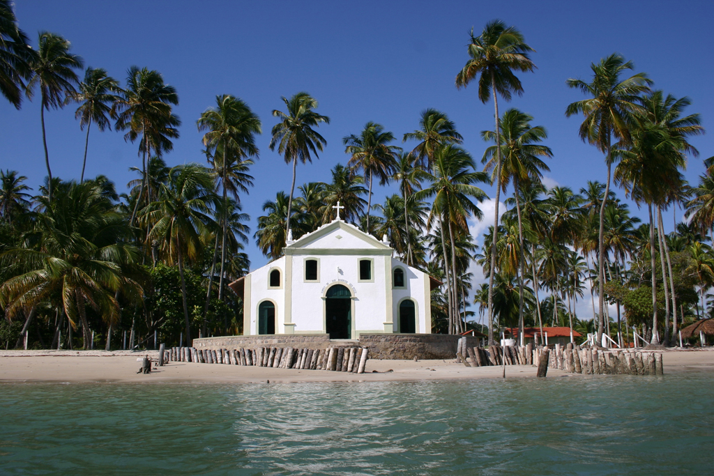 A Igreja de São Benedito dá um ar bucólico à bela Praia dos Carneiros, aonde só é possível chegar por estradas de terra e propriedades particulares