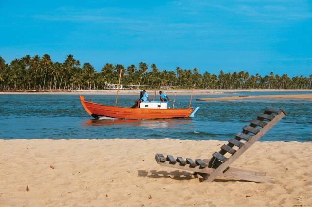 Os passeios de barco vão até a Ponta de Castelhanos ou dão a volta na ilha, passando por um trecho de rio com mangues Os passeios de barco vão até a Ponta de Castelhanos ou dão a volta na ilha, passando por um trecho de rio com mangues