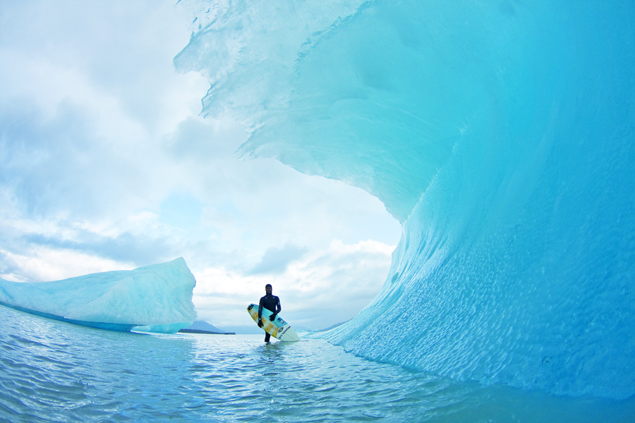 Surfista Chris Del Moro, no Alasca, fotografado por Todd Glaser. A imagem estará exposta no Festivlama 2012