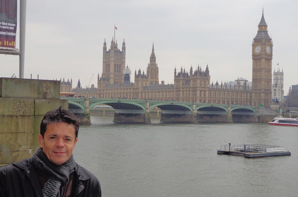 Dalfeu em frente ao Big Ben, em Londres, um dos pontos turísticos da cidade em que ele escolheu estudar