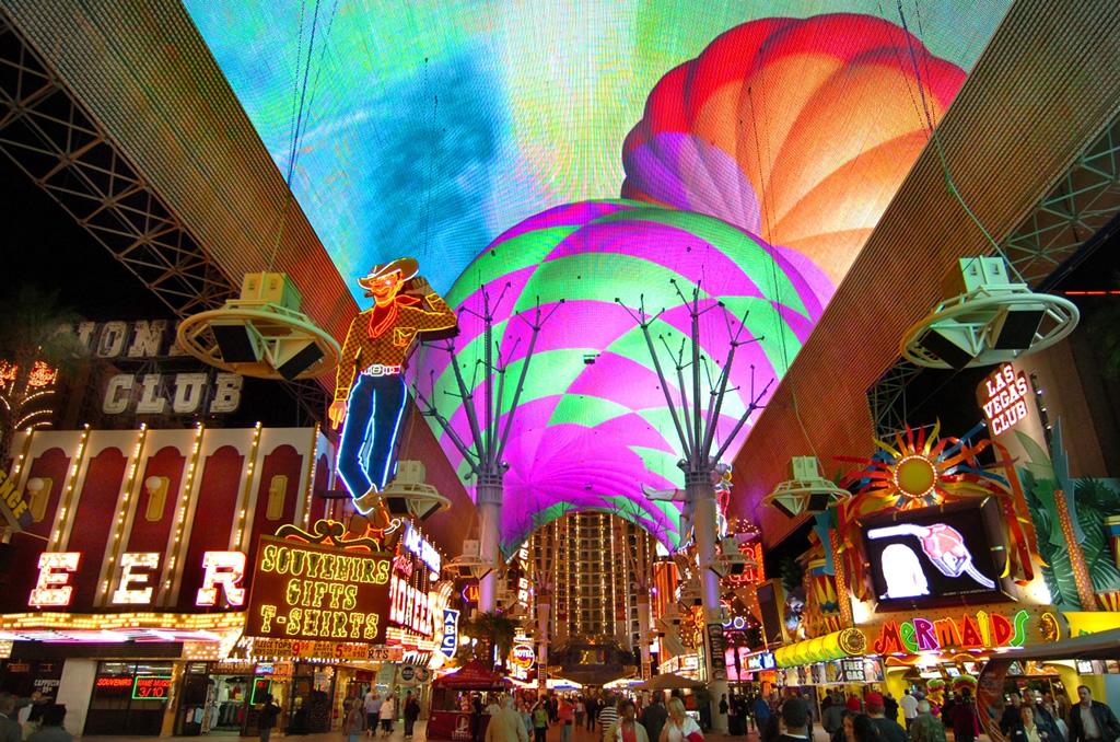O calçadão coberto da Fremont Street Experience tem mais de 2 milhões de luzes que juntas formam imagens coloridas O calçadão coberto da Fremont Street Experience tem mais de 2 milhões de luzes que juntas formam imagens coloridas