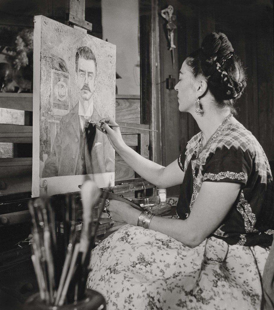 Frida pintando o retrato de seu pai em 1951 / Gisèle Freund, Museu Frida Kahlo