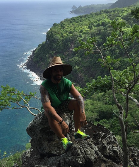 No instagram, o ator vive postando fotos da ilha. Aqui a imagem foi feita durante a trilha do Capim Açu