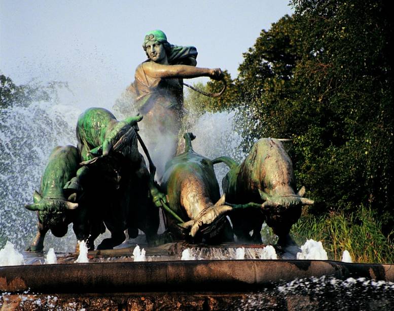 Fonte Gefion, no parque Langelinie, em Copenhague. Conta a lenda que, à deusa Gefion foram prometidas terras que ela pudesse arar em apenas uma noite e ela o fez atrelando seus quatro filhos - transformados em bois, dando origem à ilha Zelândia, onde encontra-se a capital dinamarquesa.