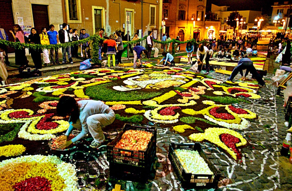 Rua com imensos tapetes de flores para a festa Infiorata, Corpus Christi de Genzano, Itália