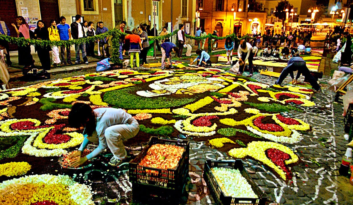 Rua com imensos tapetes de flores para a festa Infiorata, Corpus Christi de Genzano, Itália