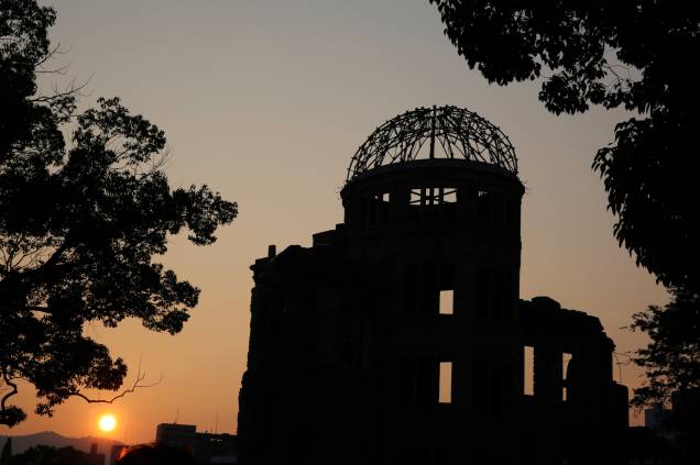 O sol se põe atrás do domo no Parque Memorial da Paz, em Hiroshima, no dia 6 de agosto de 2015, 70 anos depois da bomba devastar a cidade e matar 70 mil pessoas instantaneamente