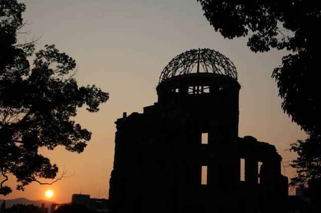 O sol se põe atrás do domo no Parque Memorial da Paz, em Hiroshima, no dia 6 de agosto de 2015, 70 anos depois da bomba devastar a cidade e matar 70 mil pessoas instantaneamente O sol se põe atrás do domo no Parque Memorial da Paz, em Hiroshima, no dia 6 de agosto de 2015, 70 anos depois da bomba devastar a cidade e matar 70 mil pessoas instantaneamente