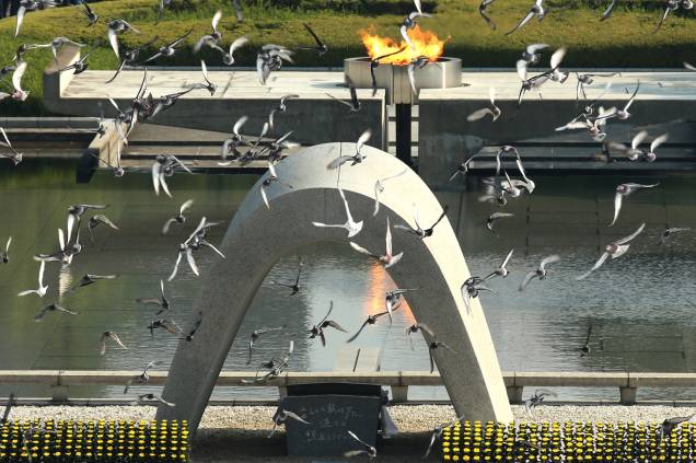Pombas brancas são soltas durante cerimônia que lembra os 70 anos da bomba atômica lançada pelos Estados Unidos que destruiu a cidade japonesa de Hiroshima; o evento ocorreu no Parque Memorial da Paz