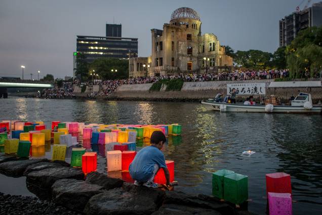 Em 6 de agosto de 2015, garoto japonês solta lanterna de papel no rio em frente ao Domo da cidade de Hiroshima, para lembrar os 70 anos da bomba atômica lançada sobre a cidade