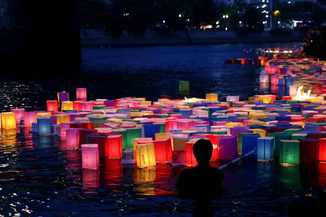 Lanternas com mensagens de paz coloriram o rio em frente ao Domo de Hiroshima, um símbolo do passado tenebroso da cidade; todo ano, moradores de Hiroshima relembram o ataque que devastou a cidade em 6 de agosto de 1945
