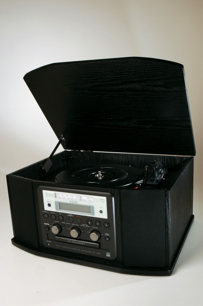 No Centro acha-se o GF-350, da Teac, aparelho que grava o som do LP (vinil) direto para um CD / Dedoc Abril