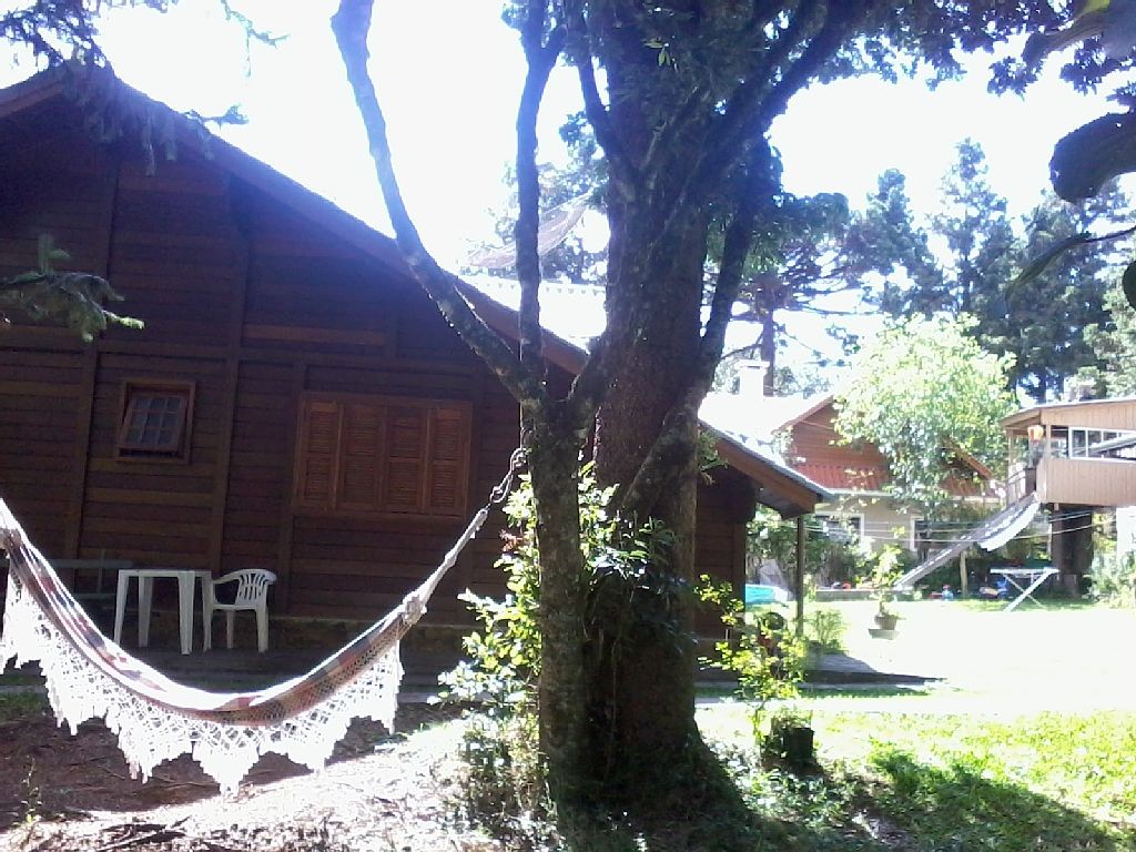 Chalé com lareira e casinha na árvore em Gramado (Foto: divulgação)