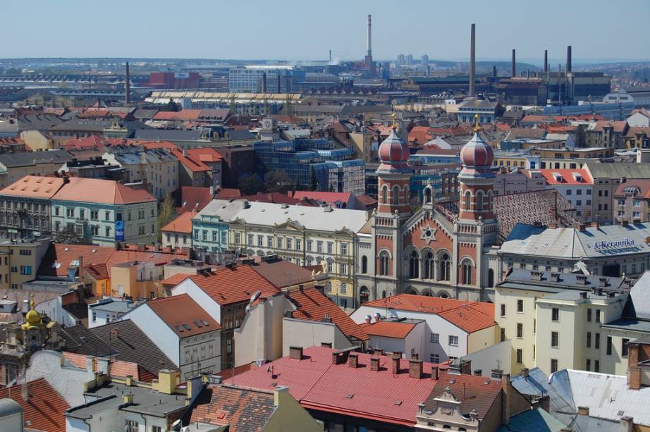 Vista geral de Pilsen, com as torres da Grande Sinagoga em destaque no centro