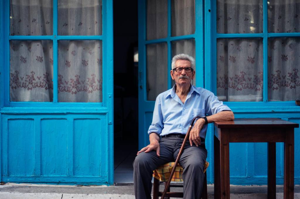 Grego sentado em banco na ilha de Creta, na Grécia