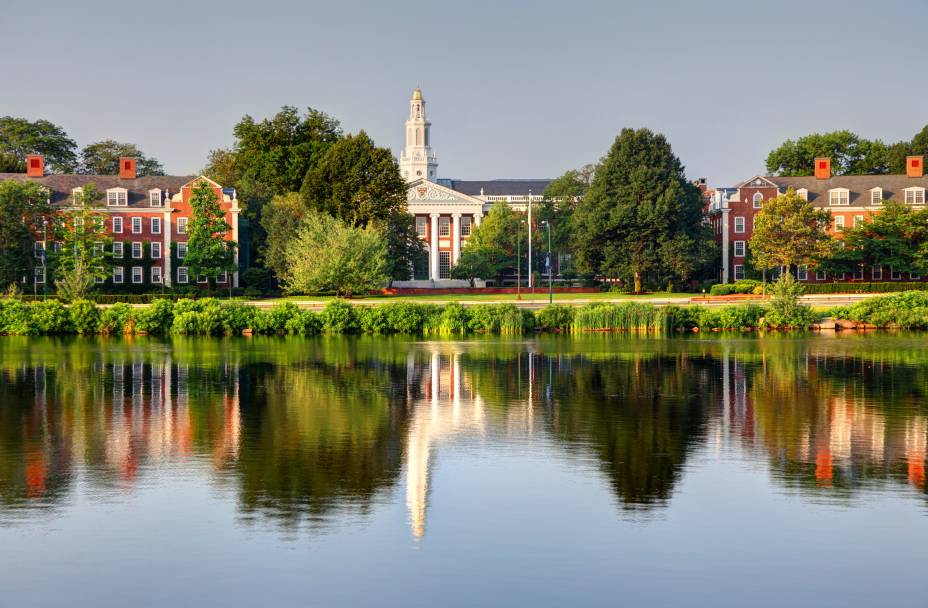 Campus da <a href="http://viajeaqui.abril.com.br/estabelecimentos/estados-unidos-boston-atracao-harvard-university" rel="Universidade de Harvard" target="_blank">Universidade de Harvard</a>, em frente ao Rio Charles