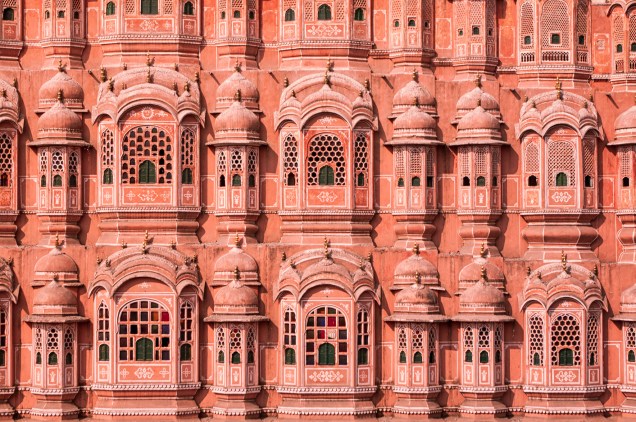 Detalhes das janelas do Hawa Mahal, o Palácio dos Ventos, em Jaipur, na Índia