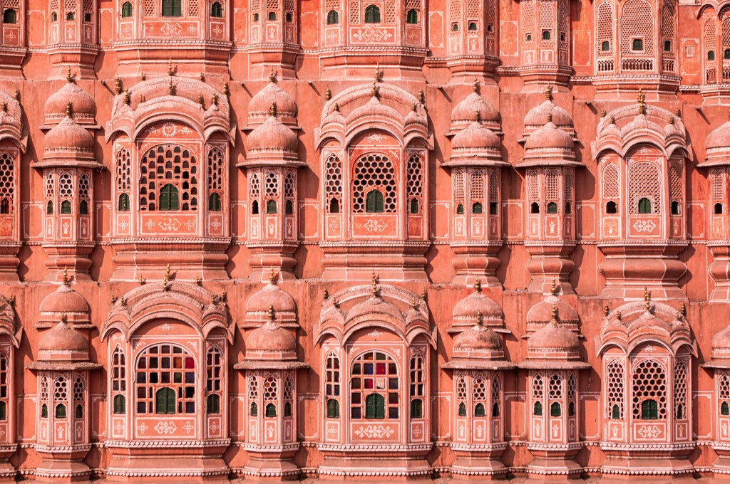 Janelas do Hawa Mahal, o Palácio dos Ventos, em Jaipur, na Índia