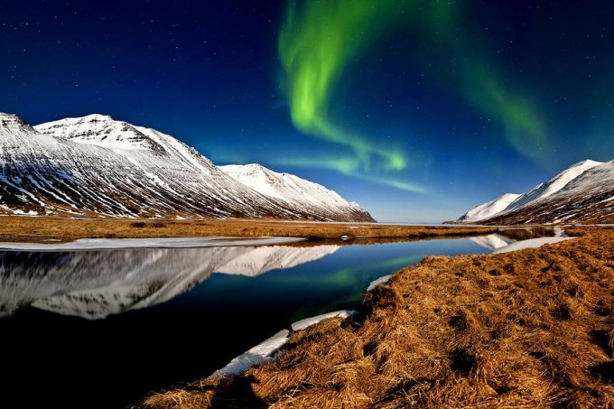 Aurora boreal no fiorde Hedins, Islândia